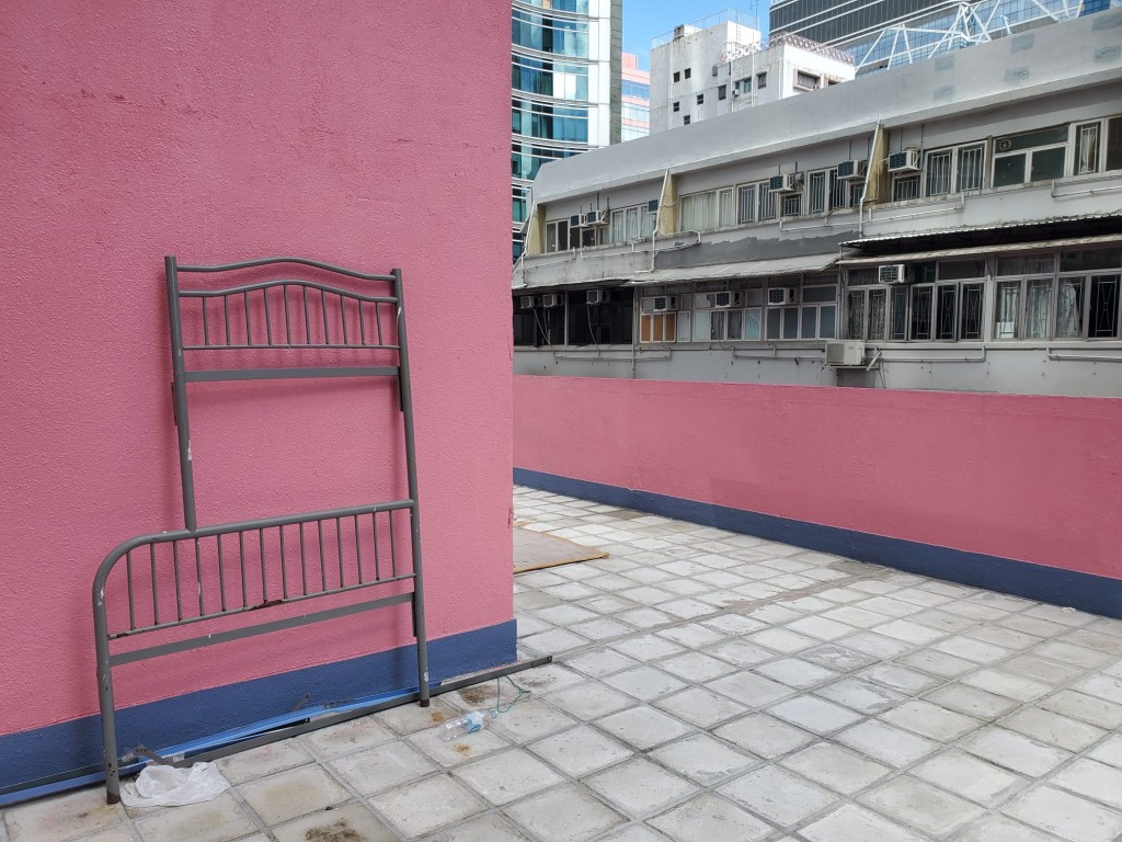 床架由高處墮下。梁國峰攝