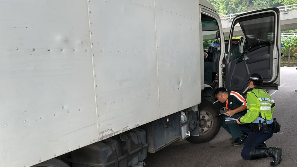 警方提醒駕駛者有責任確保車輛結構安全,以免車輛行駛期間發生意外。 警方提醒駕駛者有責任確保車輛結構安全,以免車輛行駛期間發生意外。