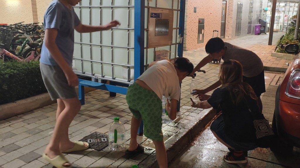 多名居民到樓下取水使用。徐裕民攝 多名居民到樓下取水使用。徐裕民攝