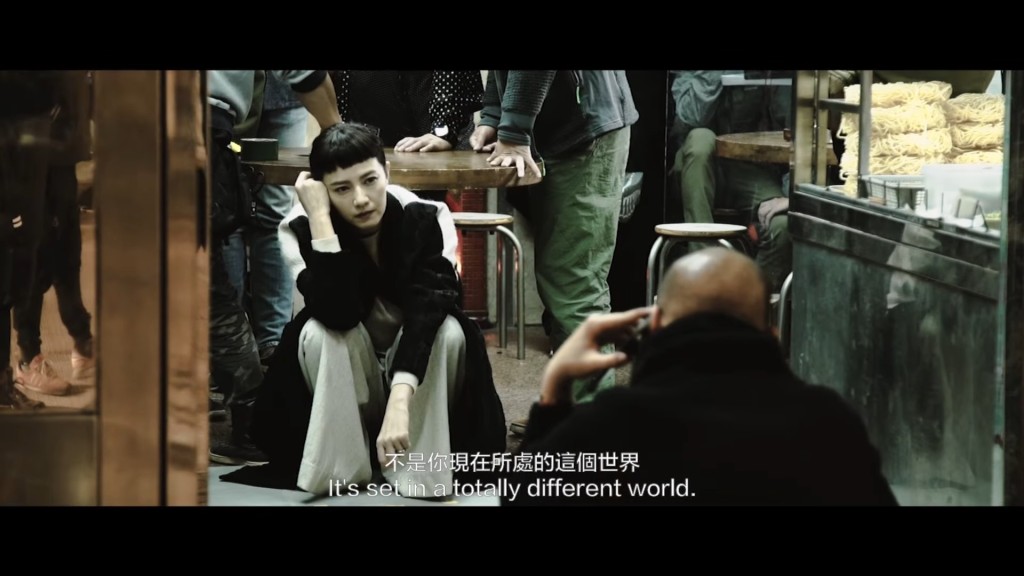 戲中場景充滿港式風味,卻營造出一個截然不同的世界觀。 戲中場景充滿港式風味,卻營造出一個截然不同的世界觀。