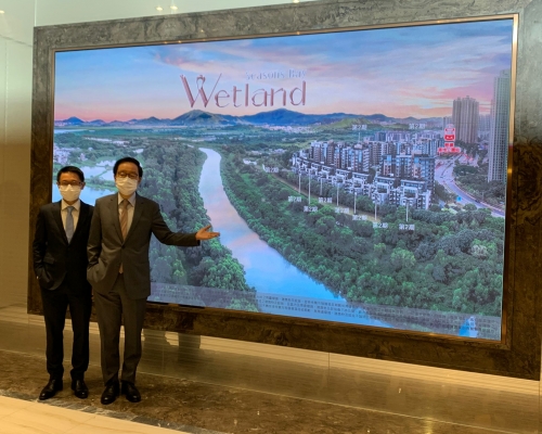 Wetland Seasons Bay第2期獲批售樓紙，短期內開價。右為新地雷霆;左為胡致遠