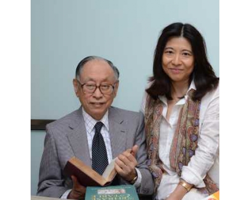 楊余夏卿(右)以7350萬沽出中半山寶雲大廈單位，旁為前首席大法官楊鐵樑。