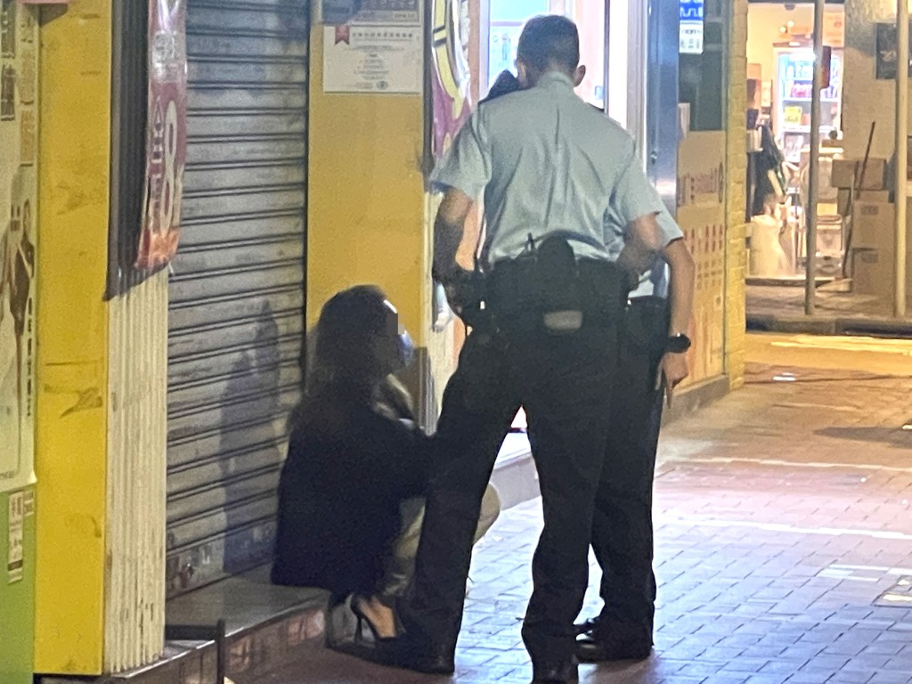 警员向该名女子查问事件经过。