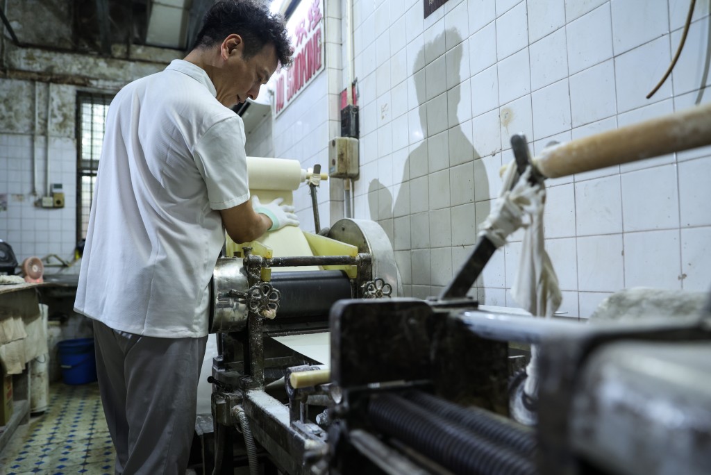 惠州廠引入分段機械化生產,從打麵團到切麵一體化。 惠州廠引入分段機械化生產,從打麵團到切麵一體化。