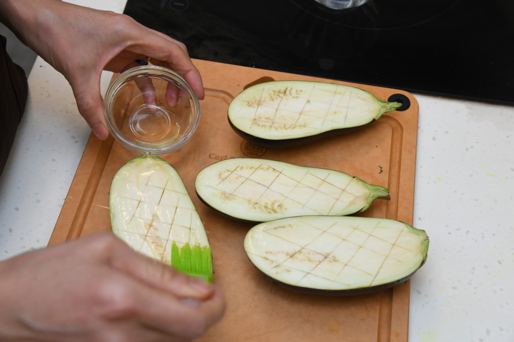 Step 3: 茄子涂上橄榄油。Brush the eggplant with olive oil.