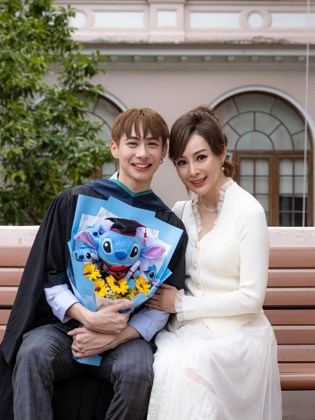 羅霖恭喜大仔劉子榕（Nathan）畢業。