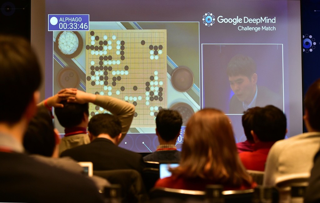 Deepmind藉圍棋軟件alphaGo，2016年擊敗世界冠軍的韓國職業棋士李世乭成名。