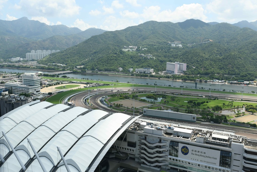 單位外望沙田馬場及城門河景,視野開揚。