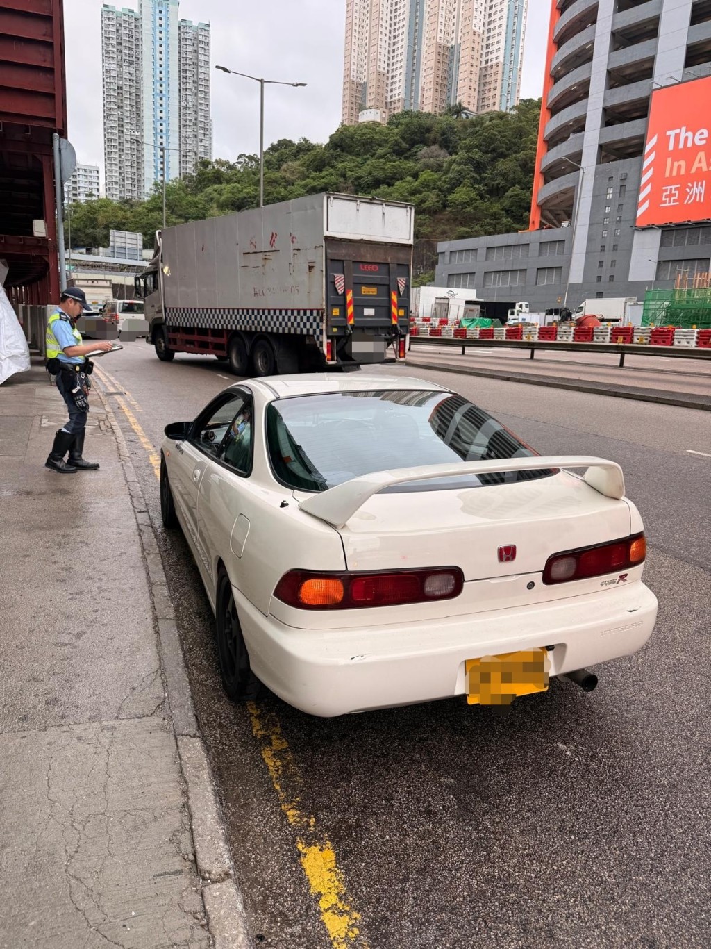 交警重點打擊超速駕駛、非法改裝車輛、酒後及毒後駕駛等嚴重交通罪行。