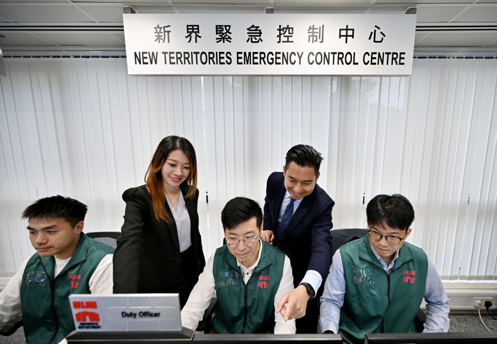 當天文台預警即將懸掛八號或更高颱風訊號,發出紅色、黑色暴雨警告訊號,或山泥傾瀉警告訊號時,路政署會盡快啟動緊急控制中心處理緊急道路事故。 當天文台預警即將懸掛八號或更高颱風訊號,發出紅色、黑色暴雨警告訊號,或山泥傾瀉警告訊號時,路政署會盡快啟動緊急控制中心處理緊急道路事故。