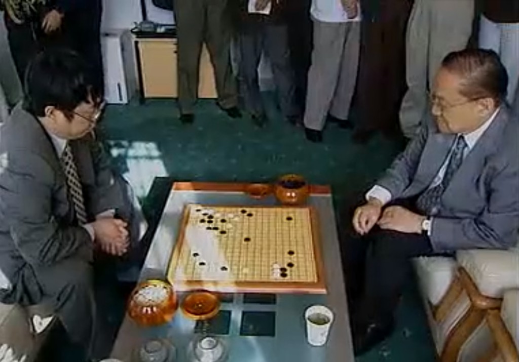 金庸晚年酷愛圍棋，1983年拜比自己小28歲的聶衛平為師。