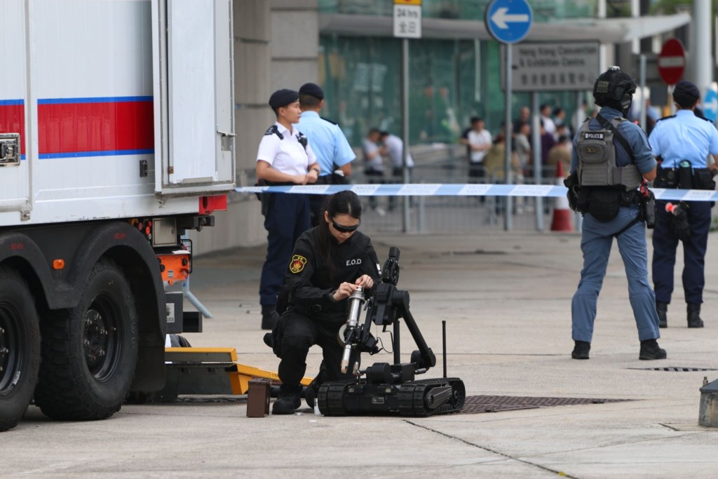 爆炸品處理課人員拆解炸彈。