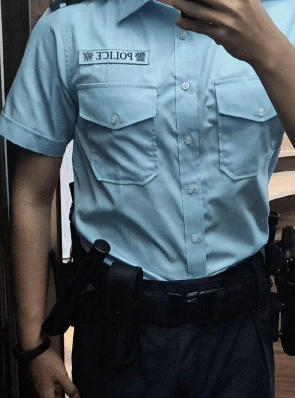 一名內地男子經常身穿香港警察制服自拍，之後放上小紅書。小紅書圖片