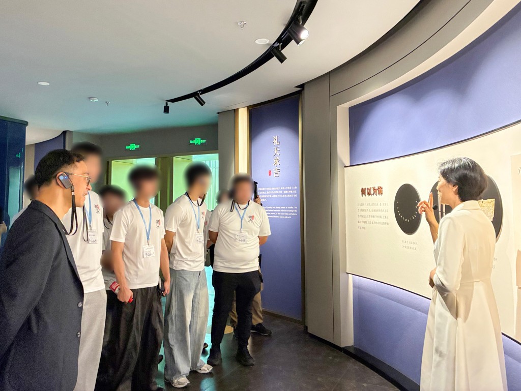 懲教署署長黃國興（左一）帶領青少年更生人士潮汕文化體驗團團員參觀一珠寶博物館，了解多項瀕臨失傳的中國珠寶製作工藝如花絲工藝。