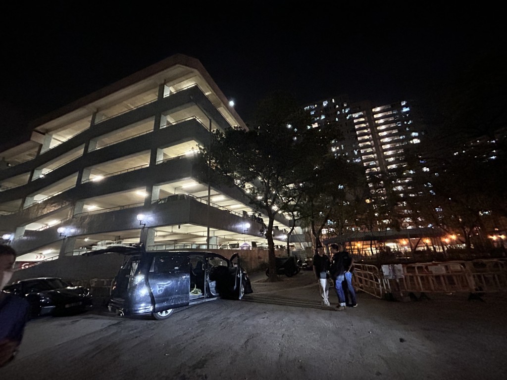 涉事鬼油站於黃大仙橫頭磡東道幫其他車輛入油。曾志恒攝