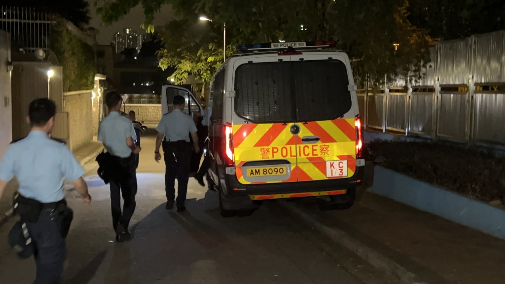 男戶主尋回兩幅字畫,案件列「誤會」。蔡楚輝攝 男戶主尋回兩幅字畫,案件列「誤會」。蔡楚輝攝