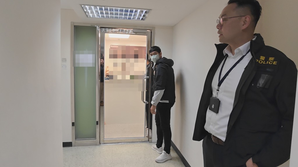 商業罪案調查科今日到旺角一間律師行進行搜查。黃文威攝