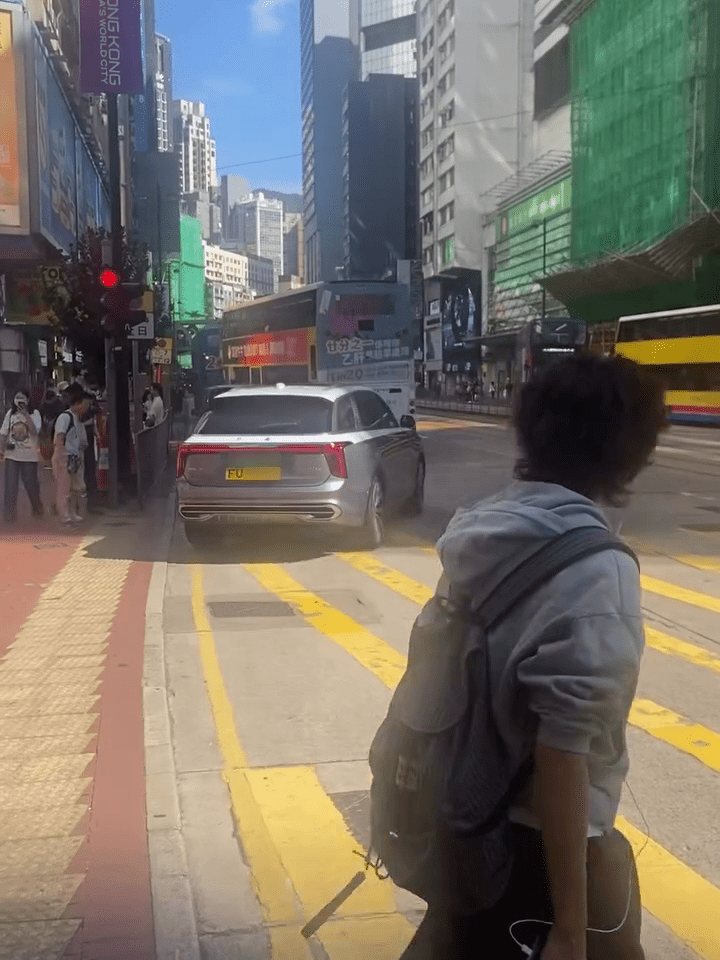 FU牌私家車最後返回怡和街駛走。Threads：05wongmafansThreads：