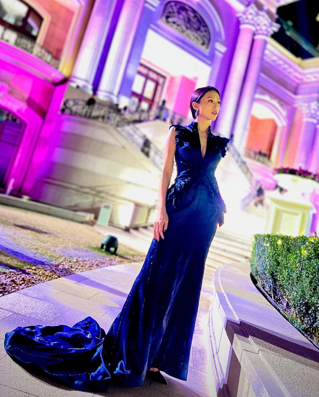 蔣祖曼身上的晚裝，在燈光照射下呈現紫藍色效果。