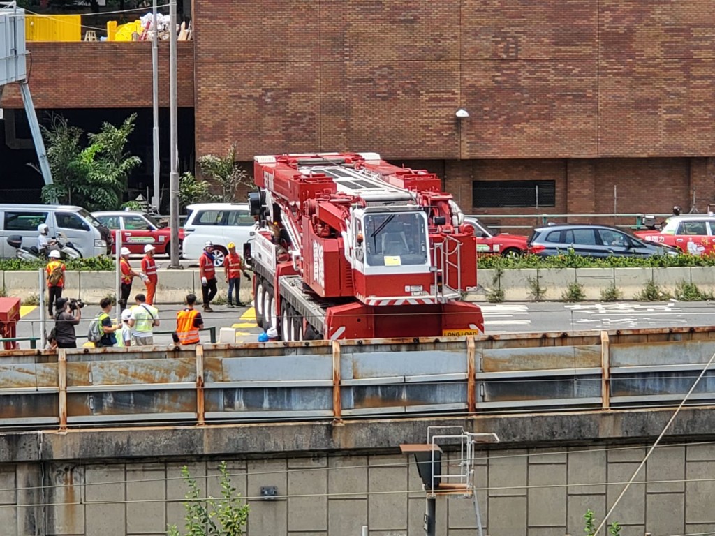 吊臂車已抵達現場。
