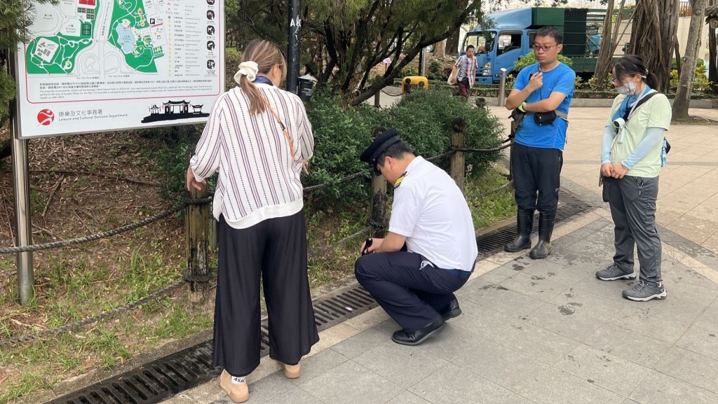 食環署人員巡視北區上水一公園，向場地負責人提供防控蚊患的技術建議。政府新聞處