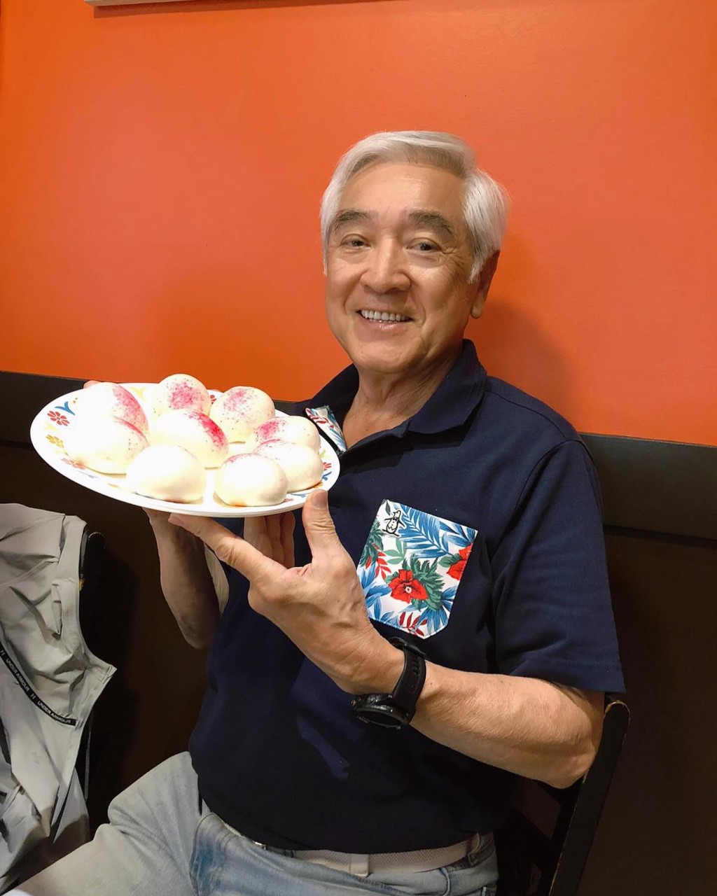 今日（26日）是秦沛79歲生日，兩兄妹都在社交網祝爸爸生日快樂，姜麗文在IG分享一張秦沛捧住一碟壽桃包的照片。