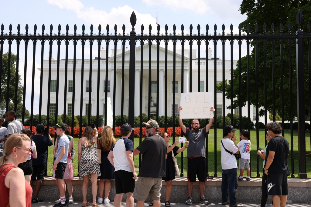 白宫外大批人士聚集。路透社