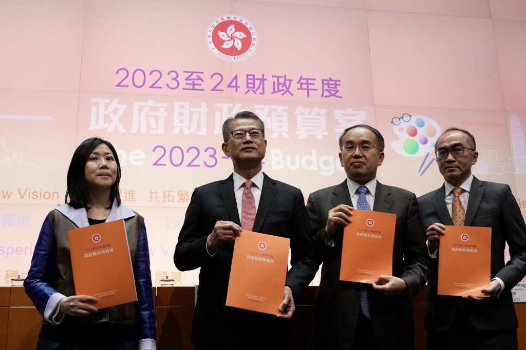 2023至24財政年度政府財政預算案記者會（左起：朱曼鈴、陳茂波、許正宇、梁永勝出席）。（蘇正謙攝）