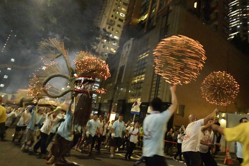 據稱靈感來自法國巴士底監獄廣場7月柱上，為紀念1830年7月革命而建的「自由之神」雕像，也是向1977年被送上外太空的「航海家金唱片」致敬，香港網民卻認為這個設計卻像舞火龍。