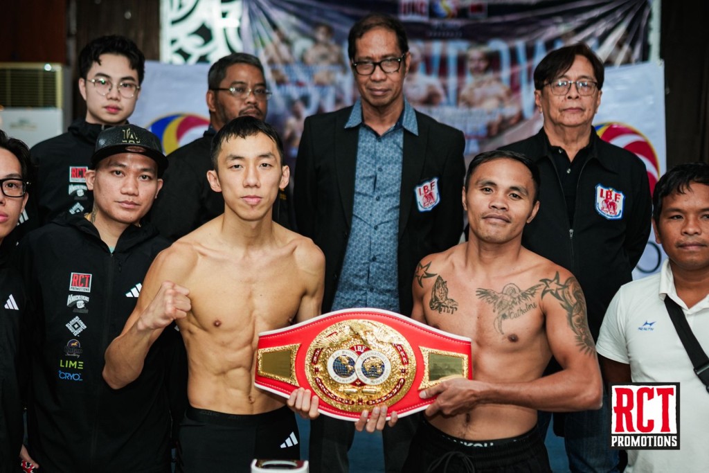 曹星如(左)順利過磅,他的身高明顯比對手有優勢。圖片由公關提供 曹星如(左)順利過磅,他的身高明顯比對手有優勢。圖片由公關提供