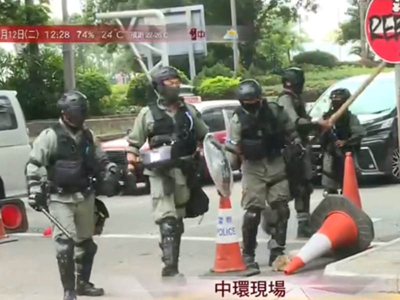 防暴警趕到清除路障。港台圖片