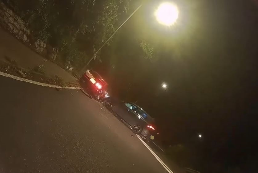 AE86被Golf攔腰撞上並推向山邊始停下。fb車cam L（香港群組）影片截圖