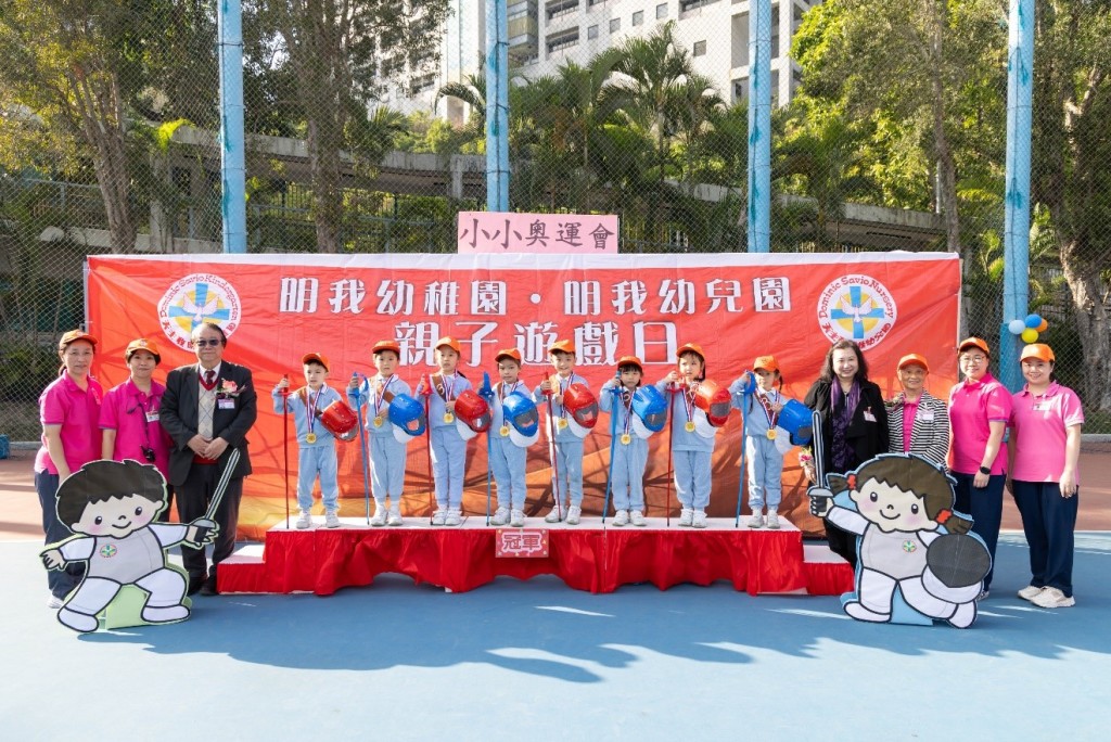 主禮人香港浸會大學持續教育學院幼兒及基礎教育部署理總監阮佩珊博士（右四）在明我教育機構主席何羅美瑩（右三）、校監李少鶴（左三）及老師陪伴下頒獎給得獎小朋友。