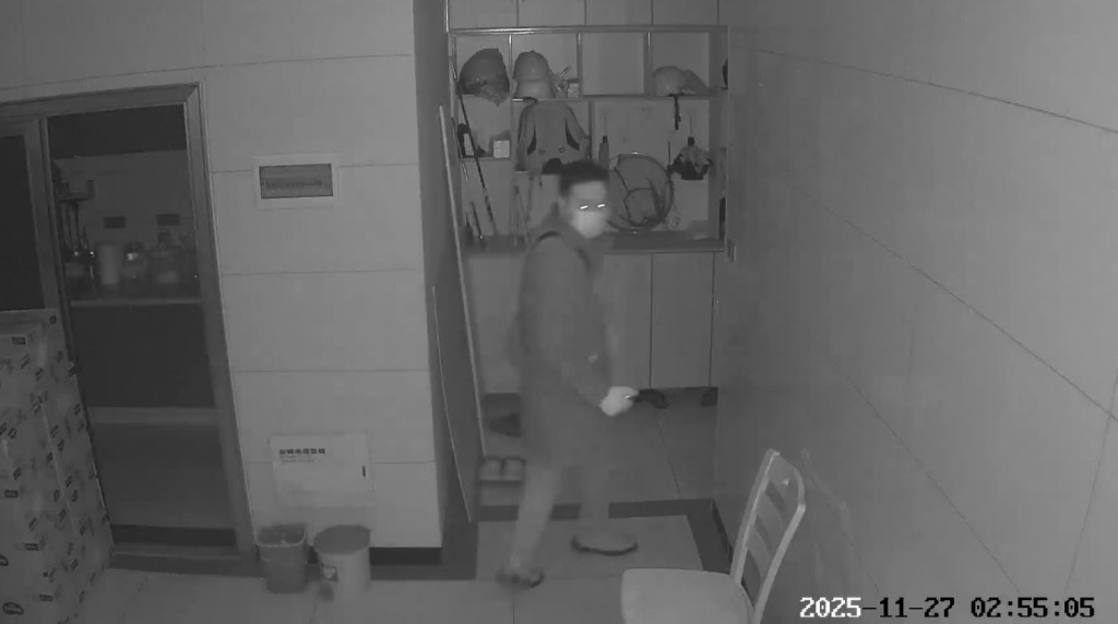 小偷入屋發現有監控後，再找太陽傘遮擋容貎把鏡頭偷走。抖音＠曉曉