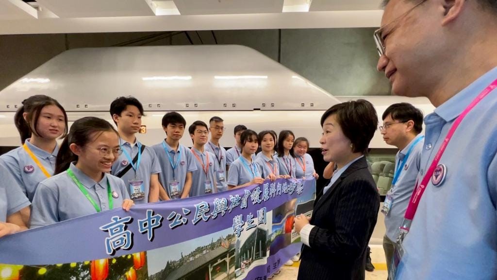 教育局局長蔡若蓮今日（29日）在社交媒體發文，回顧過去一年的工作，感恩所有教育工作者的共同努力。蔡若蓮fb