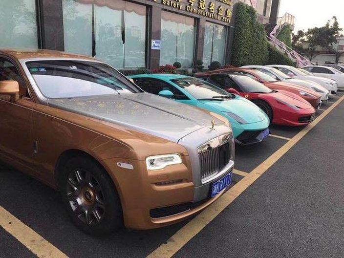 新郎為表愛意,出動自己與親友收藏的20架名車。