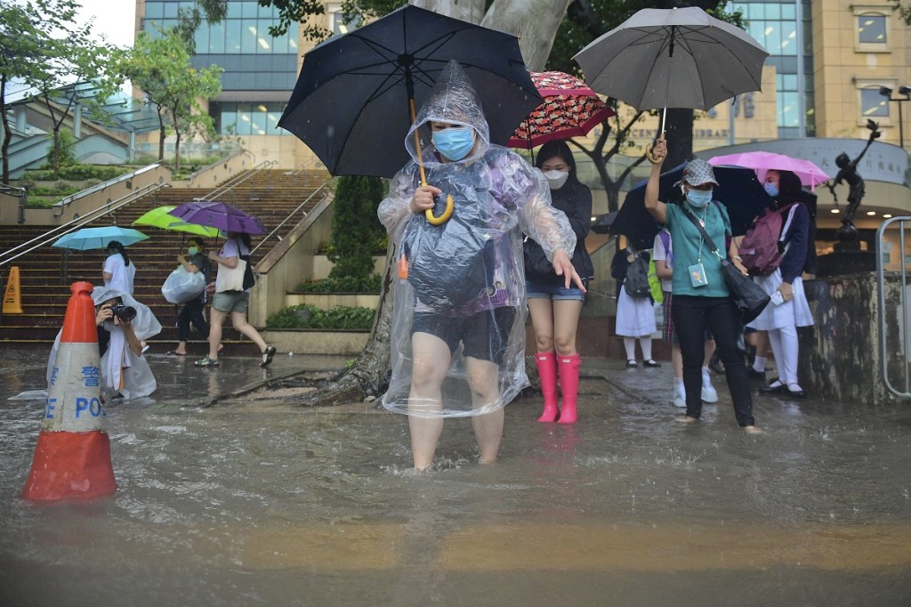 10月8日天文台錄得的雨量更達329.7毫米，是10月份月總雨量正常值120.3毫米的兩倍以上，亦是10月份日雨量的最高紀錄。資料圖片