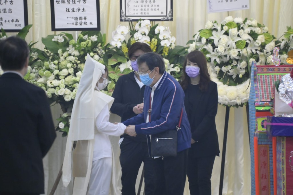 胡楓慰問遺孀。