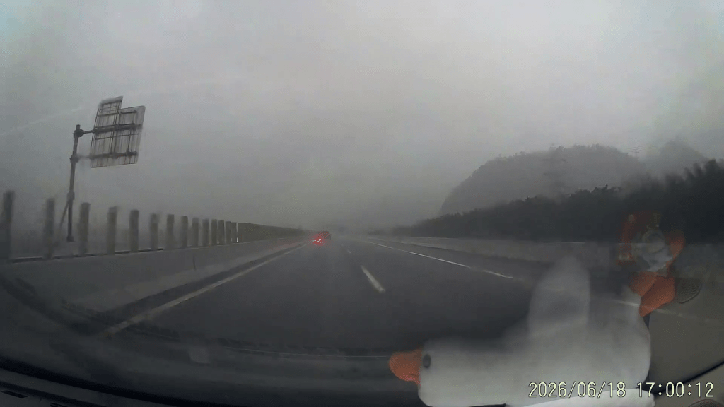 珠海西部沿海高速私家車疑遭雷擊。