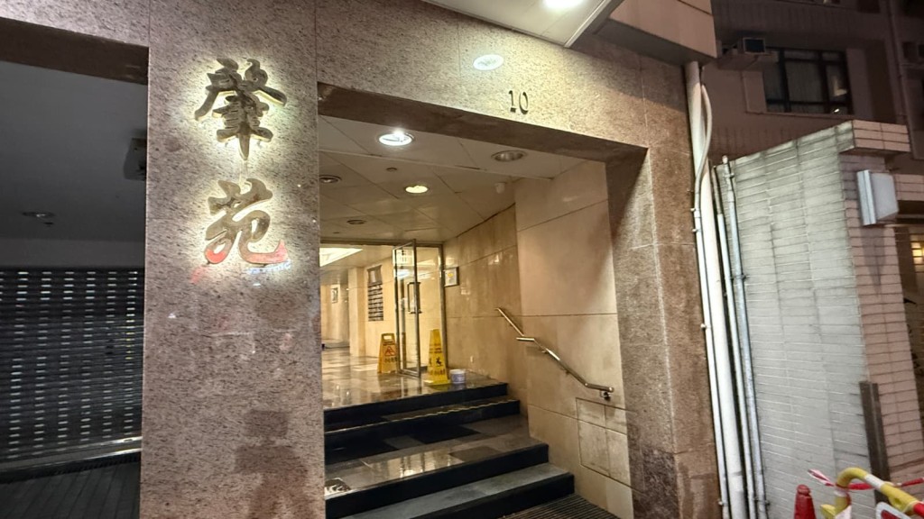 水流不但冲起地磚，亦把泥沙帶到路邊，部分鹹水更濺入毗鄰大廈大堂。蔡楚輝攝