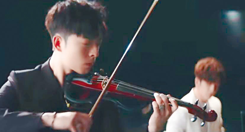 Edan拉小提琴似模似樣。