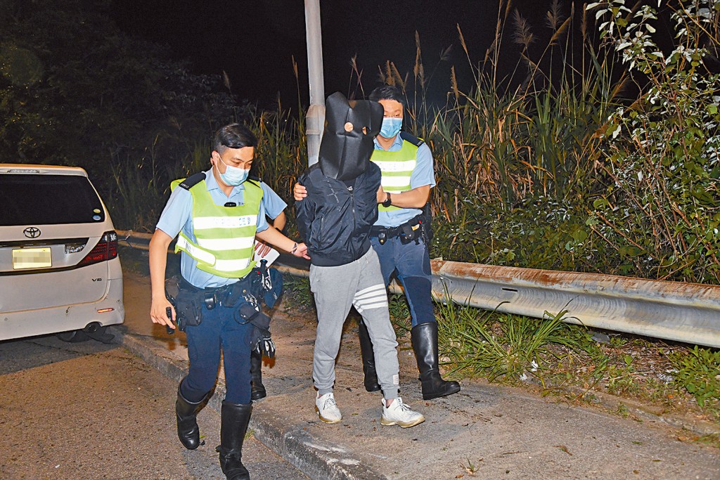 驾车撞伤警长的七人车司机涉「六宗罪」被捕。