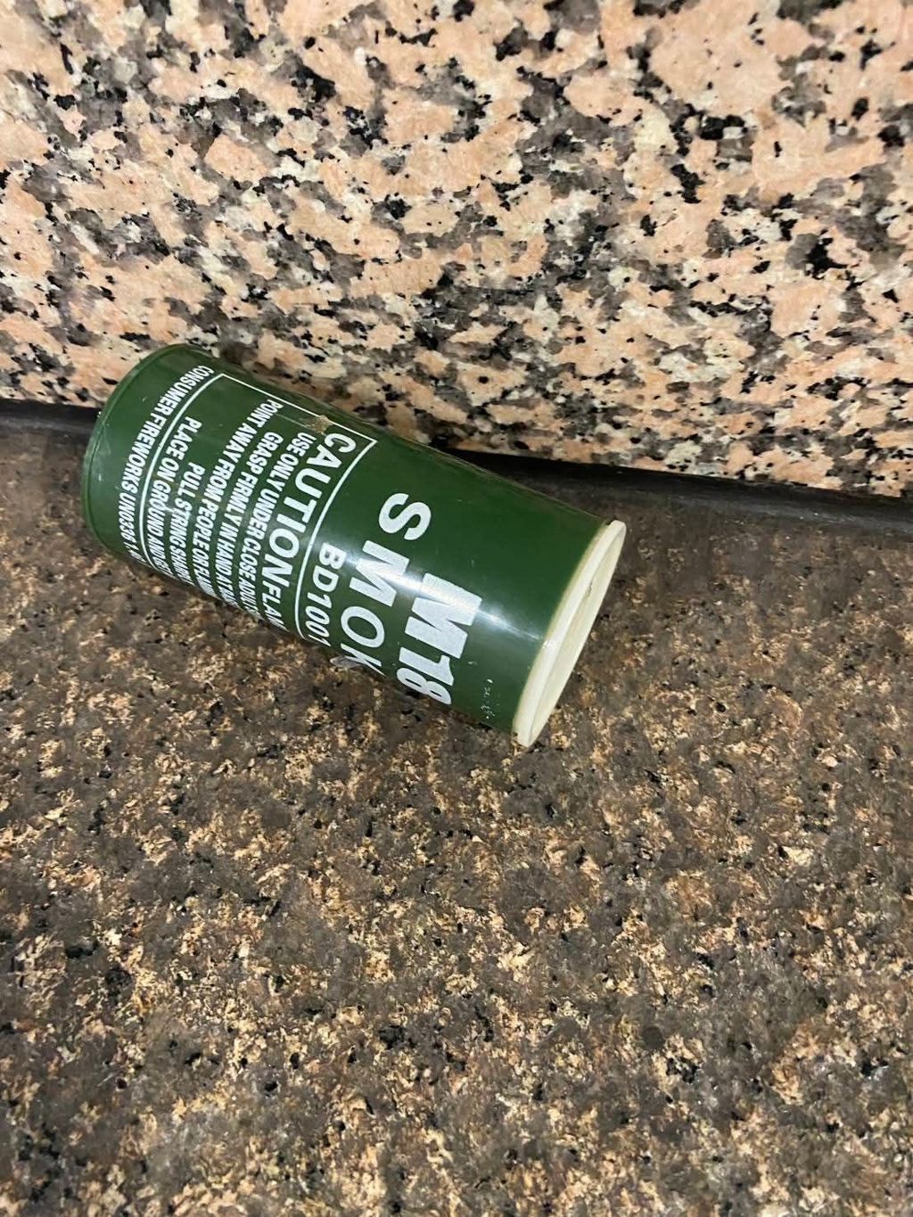 現場留下彈藥殘骸。 中時