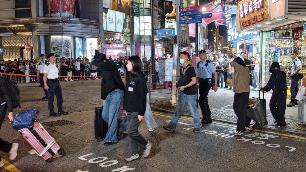 行動中，128名男女被捕，包括未成年少女及跨性別人士，涉及多個不同國籍。黃文威攝