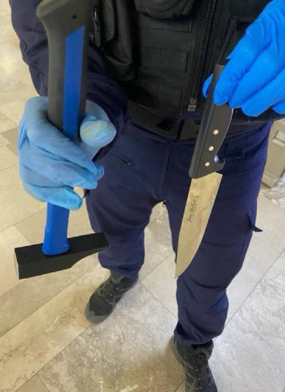 嫌犯用利刀犯案。X@nexta_tv