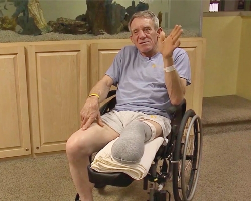 卡澤爾為了保命，自行鋸斷被機器夾住的左腳。網圖