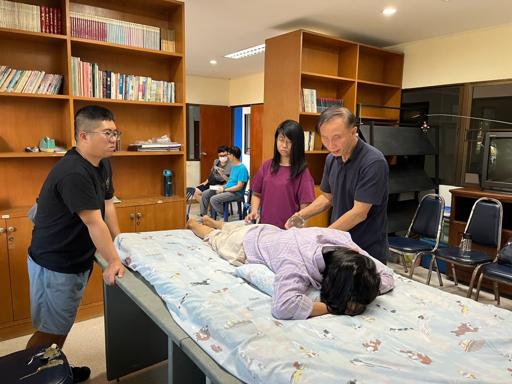 霍醫師為痛症患者提供拔罐及推拿治療，緩減痛楚。(香港紅十字會提供)