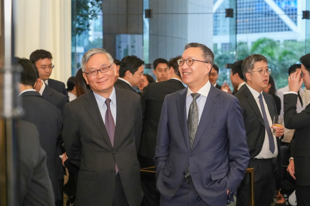 終審法院首席法官張舉能(左)與律政司司長林定國(右)出席「大律師公會獎學金」頒獎典禮。林定國fb 終審法院首席法官張舉能(左)與律政司司長林定國(右)出席「大律師公會獎學金」頒獎典禮。林定國fb