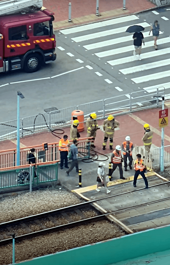 豐景園輕鐵站路軌中央冒煙。fb：屯門公路塞車關注組