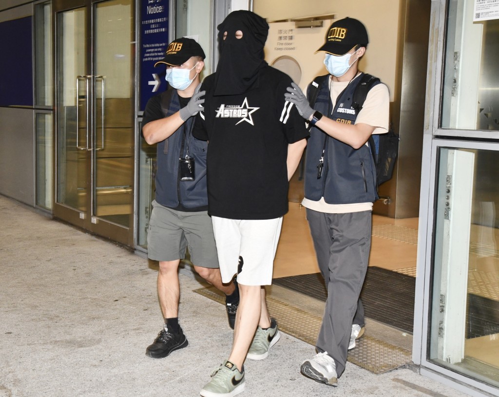 海關拘捕一名30歲男子。 海關拘捕一名30歲男子。